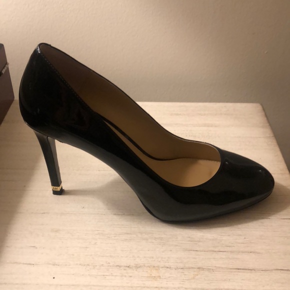 Michael Kors BRAND NEW black/gold Ashby Flex Pump - Picture 2 of 4
